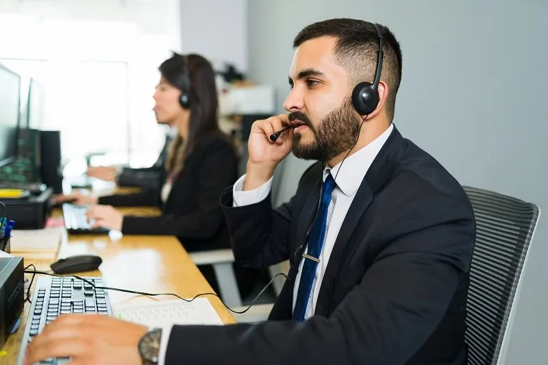 Advogado em atendimento por videochamada